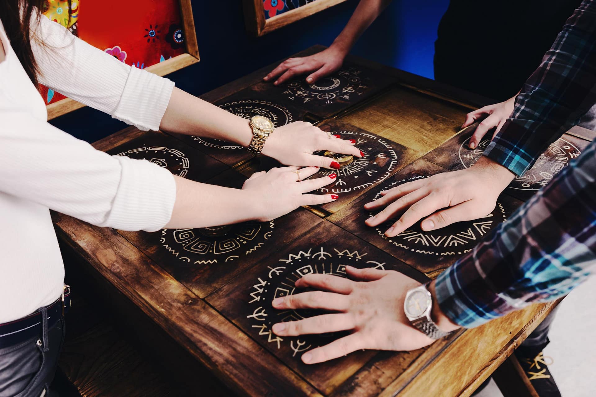 festeggiaconnoi-sfondo gioco da tavolo enigmatica escape room